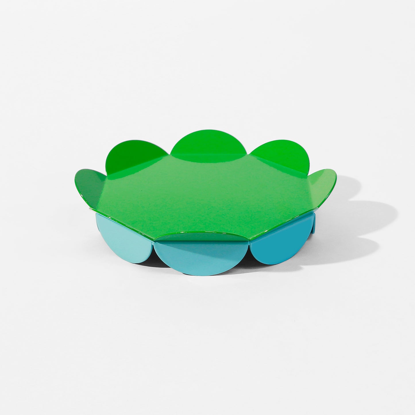 Medium green flower-shaped serving stand with petal-like edges and light blue base – fresh and sculptural design by ISUWA

