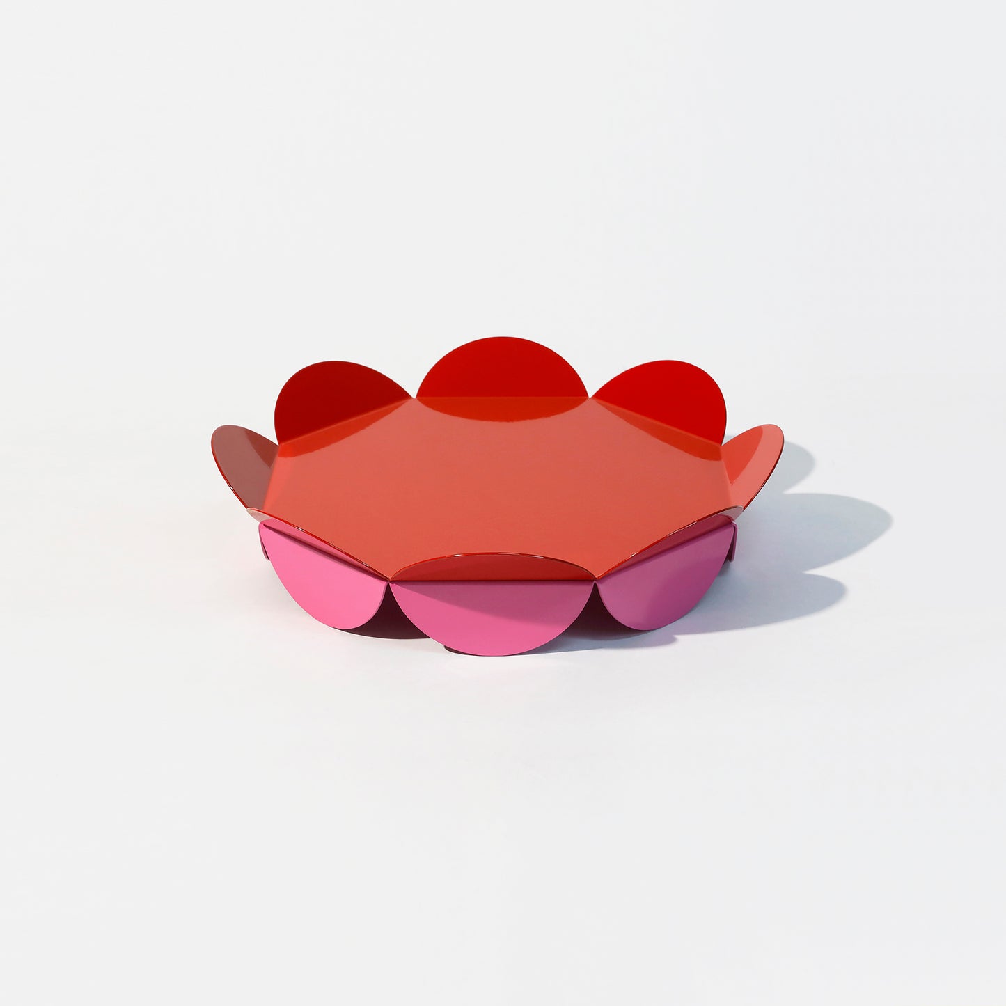 Small red flower-shaped serving stand with petal-like edges and pink base – vibrant and compact design by ISUWA
